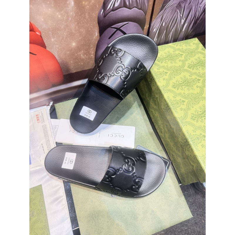 G*u*i slippers